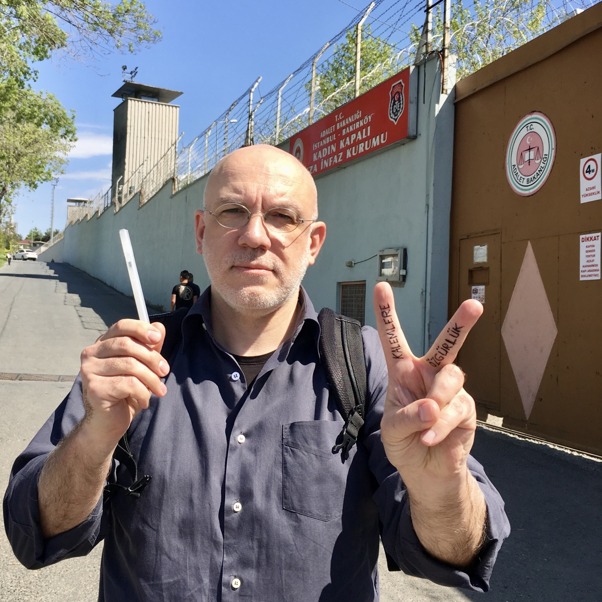 April 15, 2016. In front of Bakirköy Women’s Prison, where my colleague and dear friend Esra Mungan, a professor of psychology at Boğaziçi University, was imprisoned. The writing on my fingers reads: “Freedom for Pens,” meaning freedom for those who express their thoughts in writing, which is a basic right.