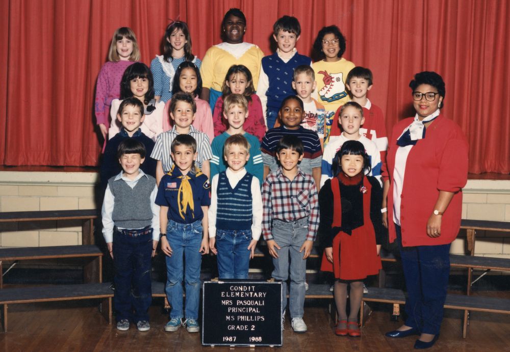Class picture of a second grade class in 1987